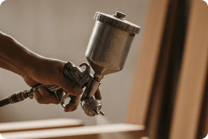 Zanaatçi duke punuar dru